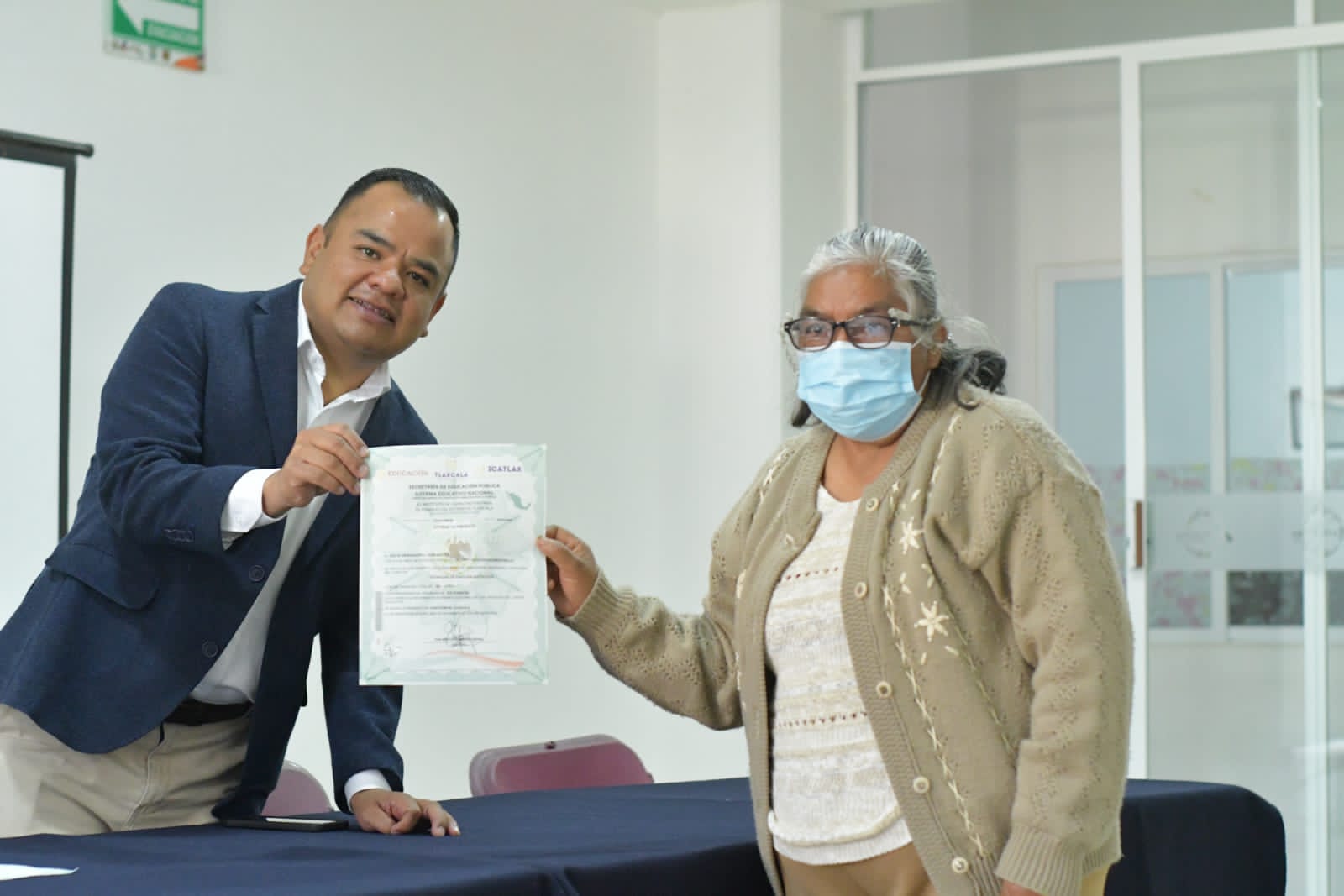 Se gradúan adultos mayores de Apetatitlán de curso de pintura textil